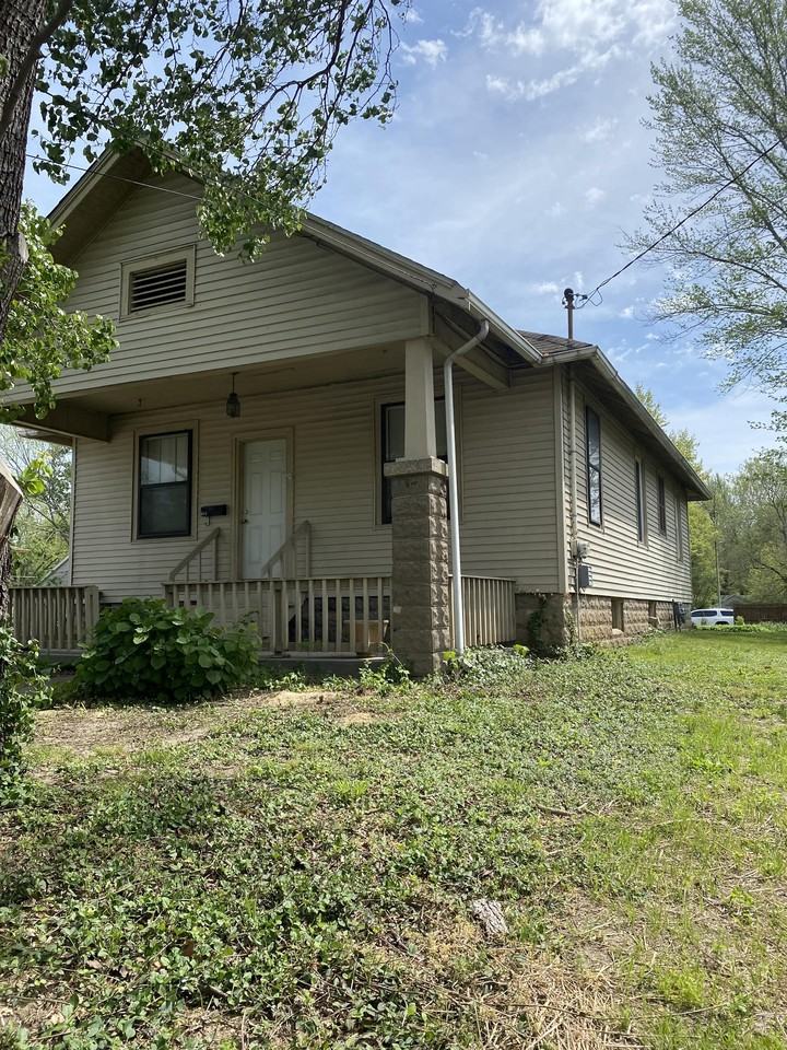 815 W Walnut St #1 - Photo 2 of 12