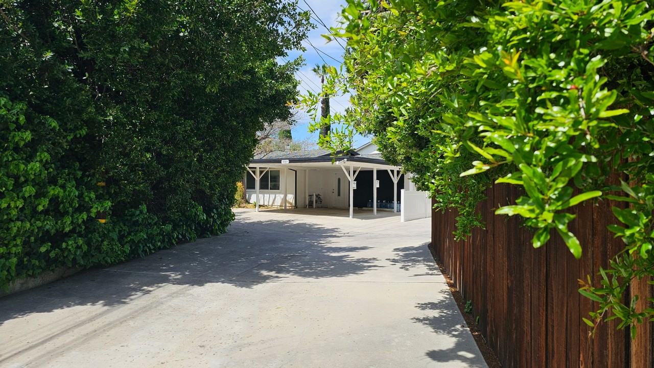 20811 Tiara St - Photo 2 of 37