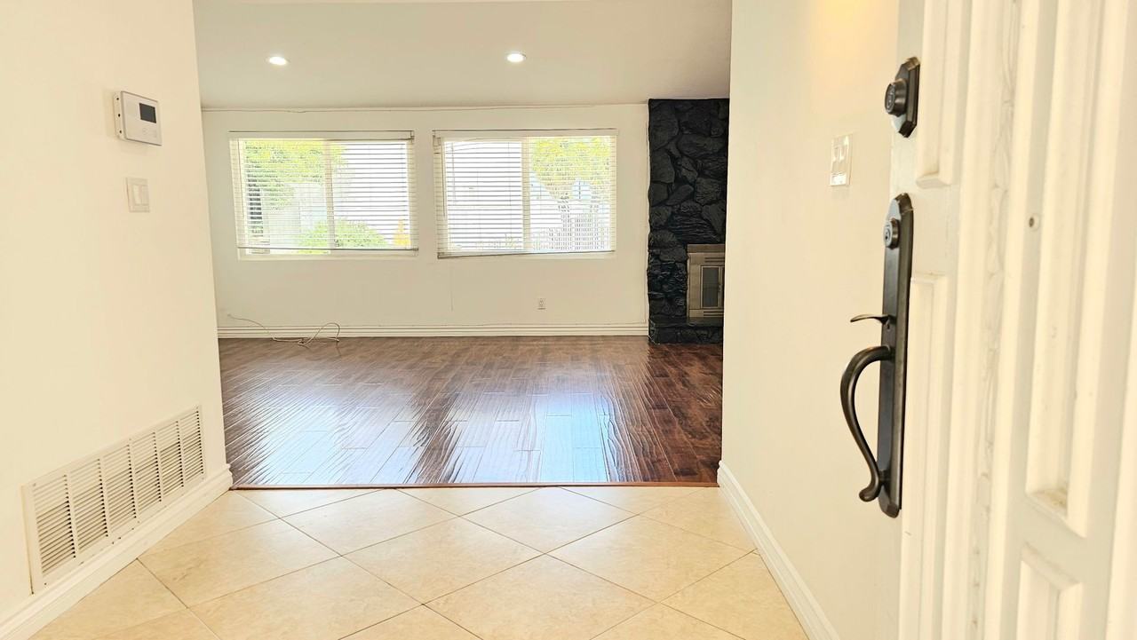 20811 Tiara St - Photo 6 of 37