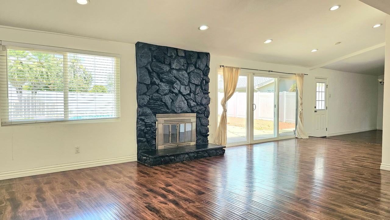 20811 Tiara St - Photo 7 of 37