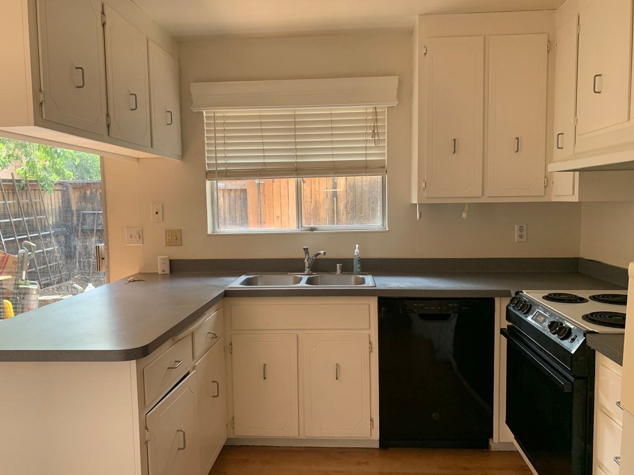 419 Alvarado Ave - Photo 7 of 38