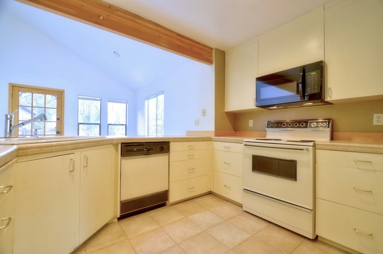 1025 Nw 25th St - Photo 5 of 13