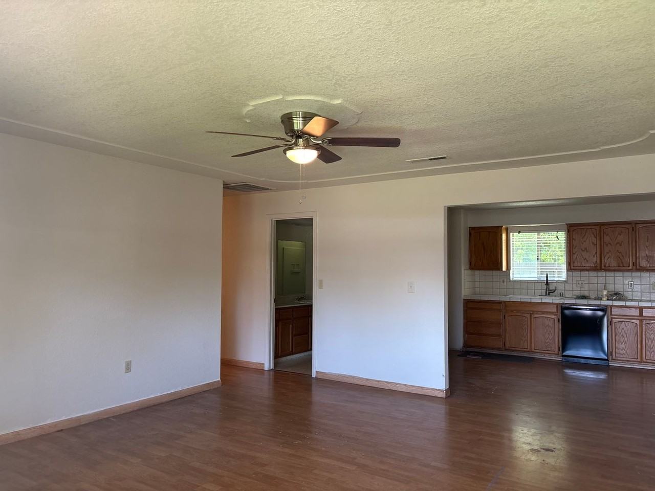 1935 V St - Photo 4 of 14