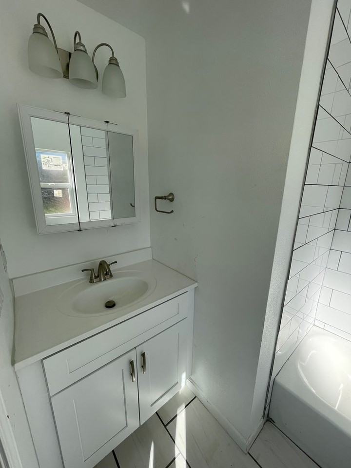 5079 Noble St - Photo 7 of 8