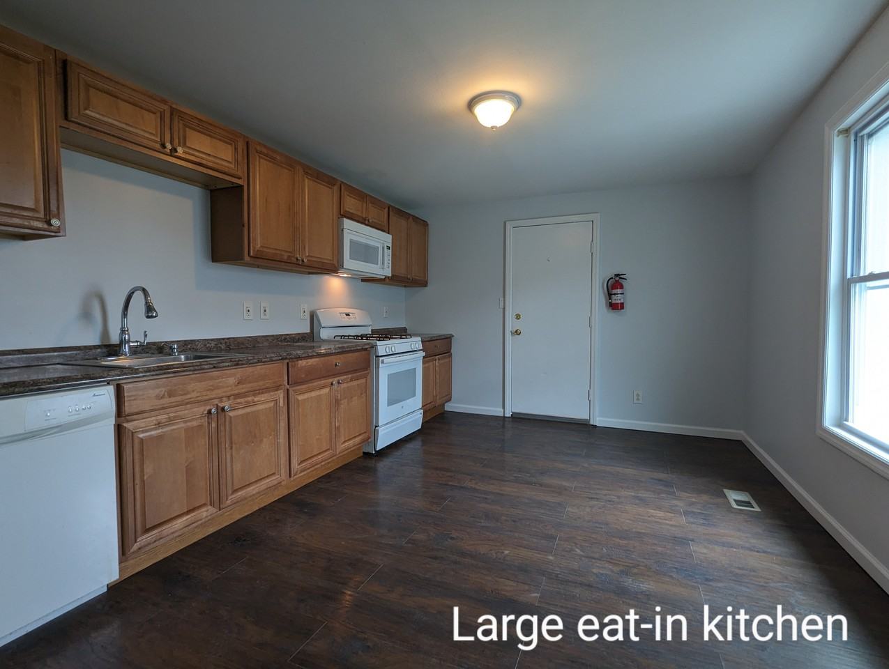 210 George St - Photo 3 of 9