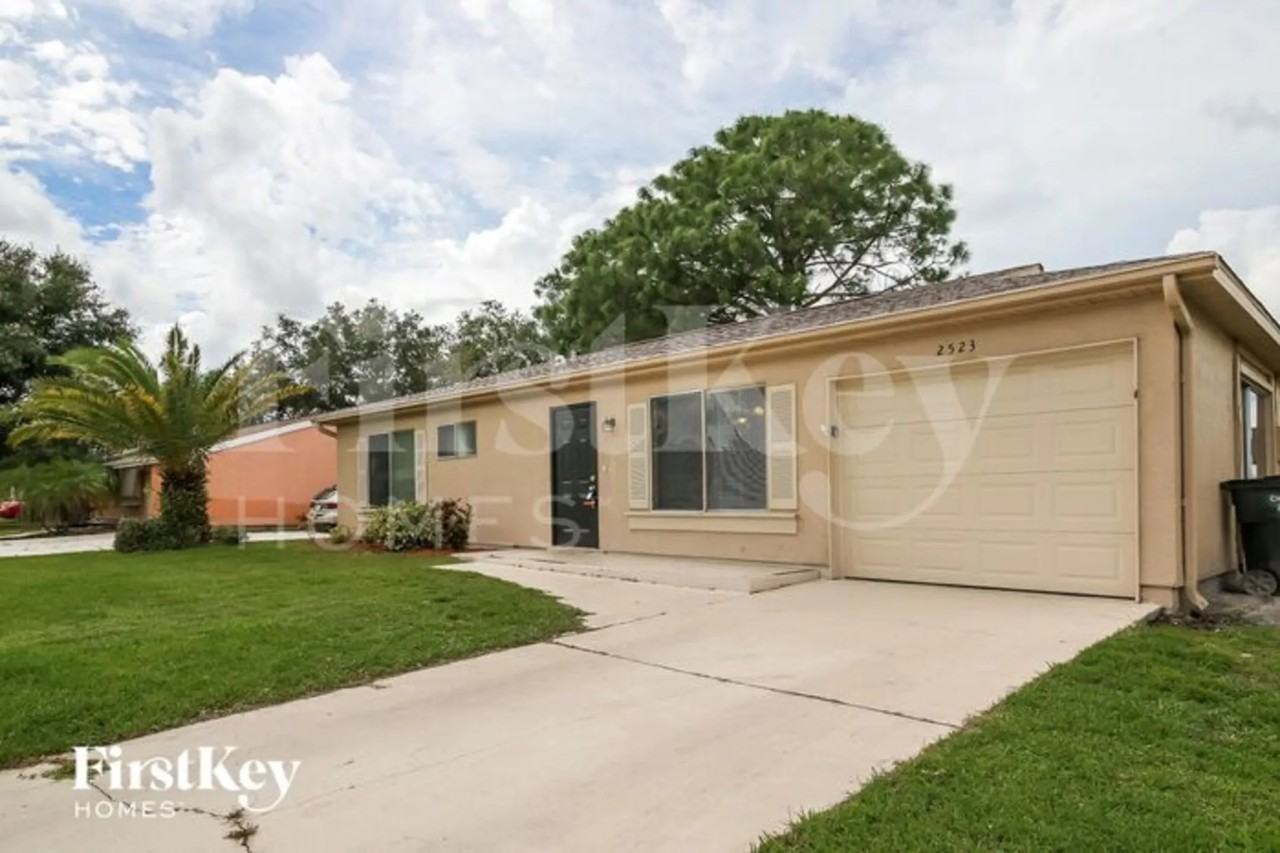 2523 Roxbury Cir - Photo 2 of 15