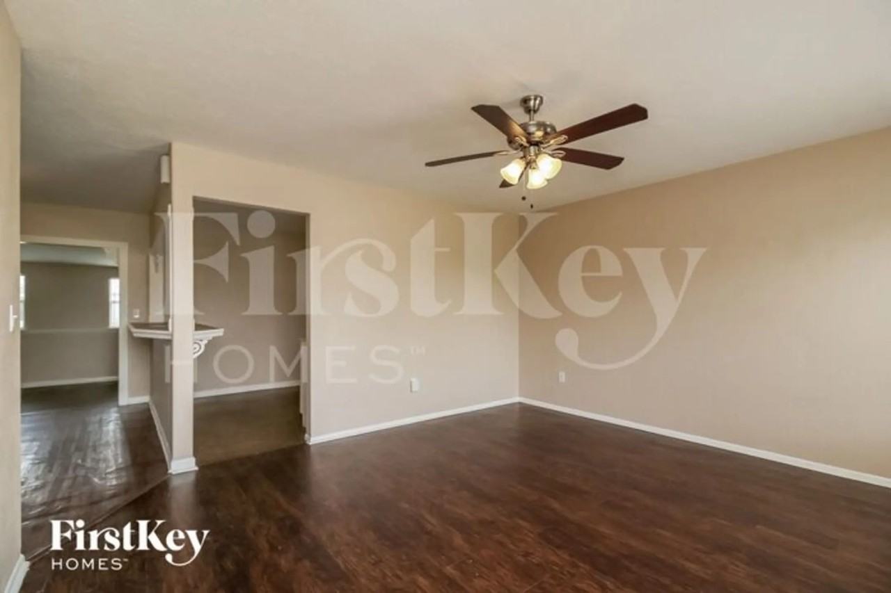 2523 Roxbury Cir - Photo 3 of 15