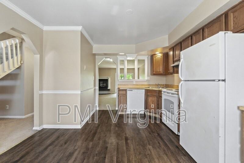 737 Waters Dr - Photo 5 of 35