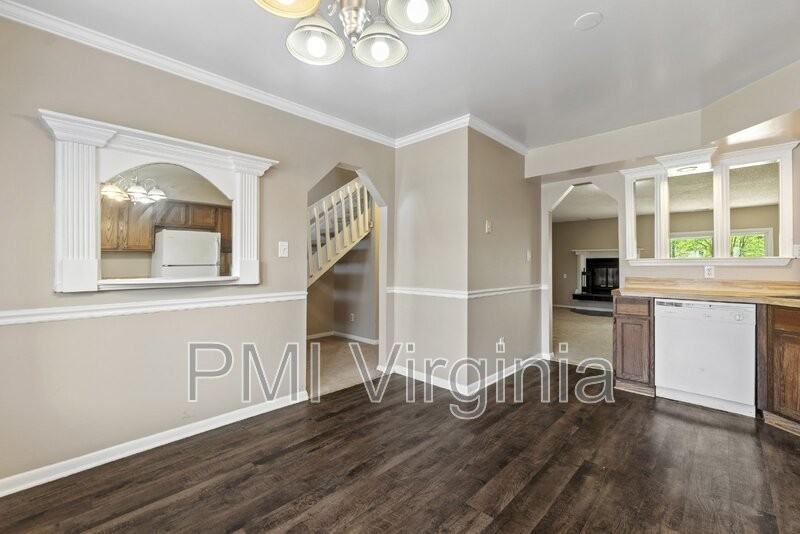 737 Waters Dr - Photo 6 of 35