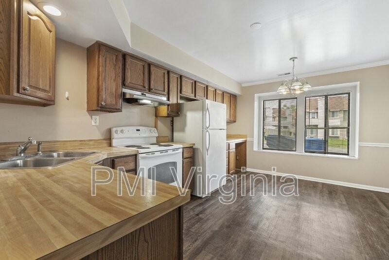 737 Waters Dr - Photo 7 of 35