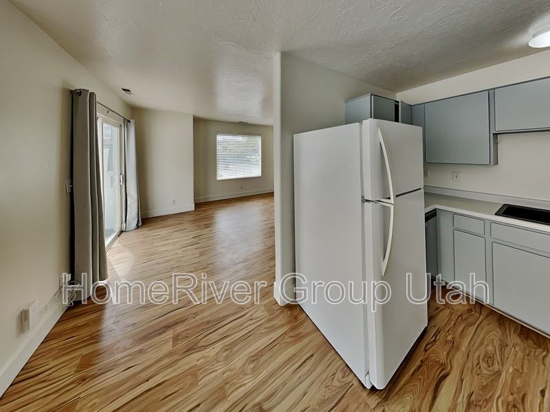 238 N Bliss Ct - Photo 5 of 25