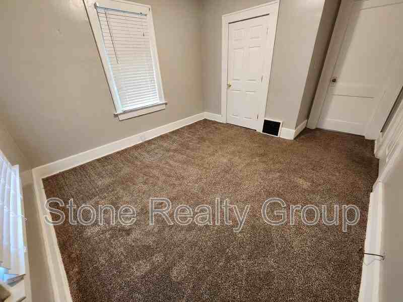 1811 S 10th St - Photo 6 of 13