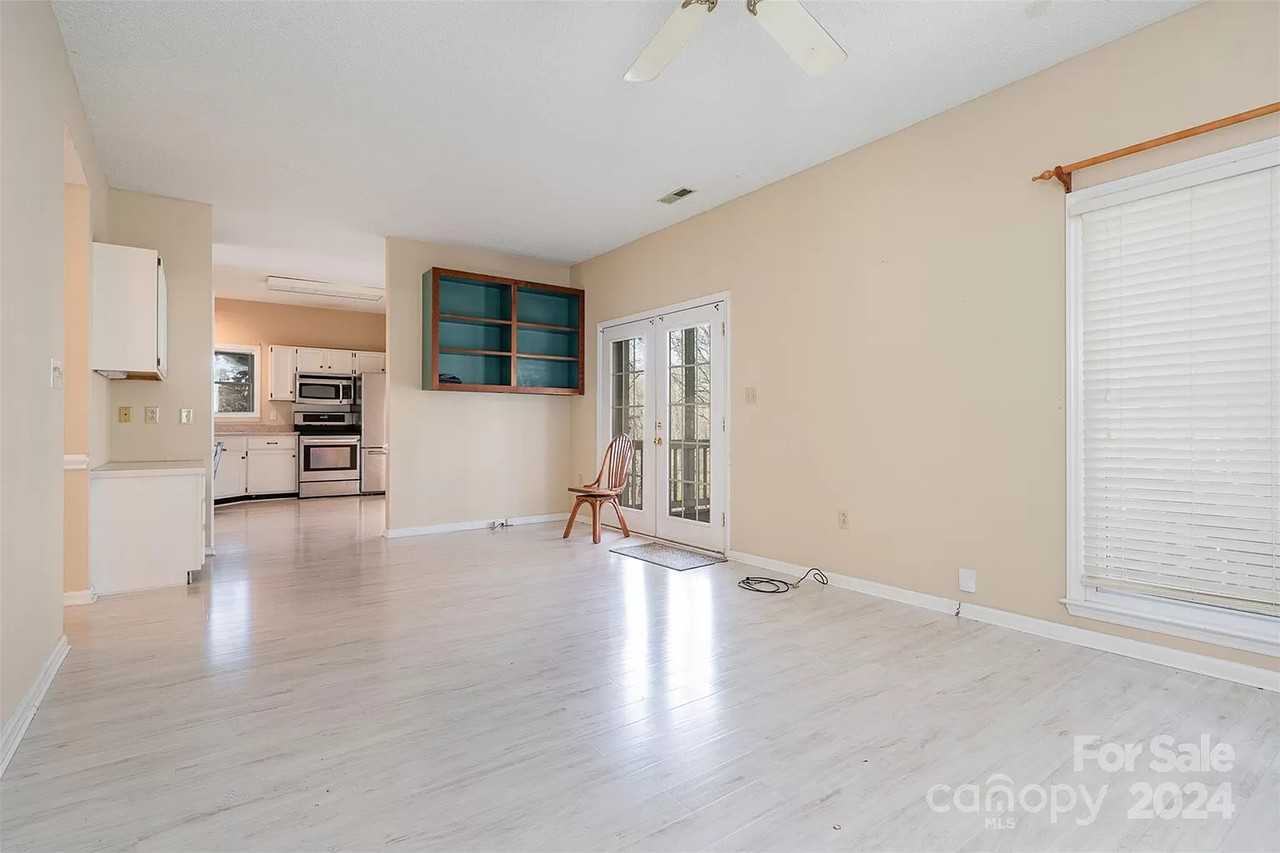 9423 Fairmead Dr - Photo 5 of 32