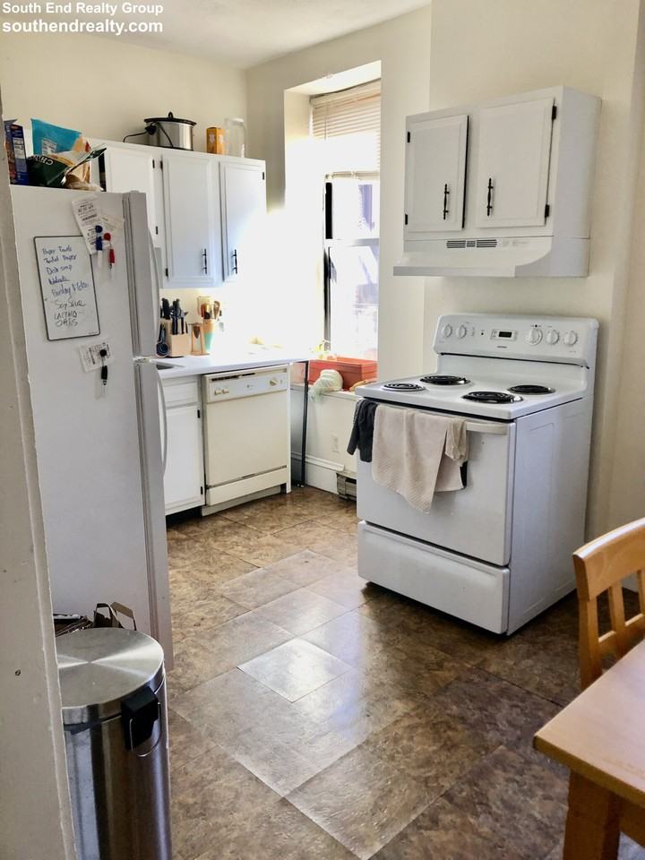 29/33 Wellington St. #404 - Photo 2 of 9