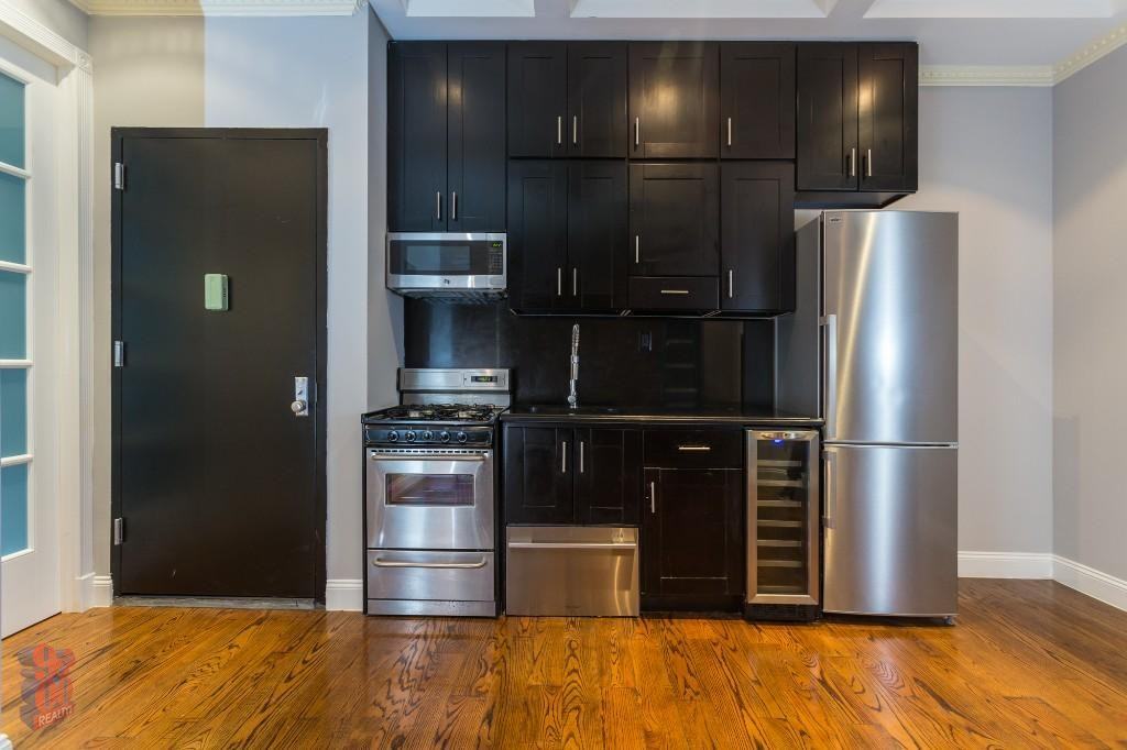 W 103rd St #2R - Photo 2 of 5