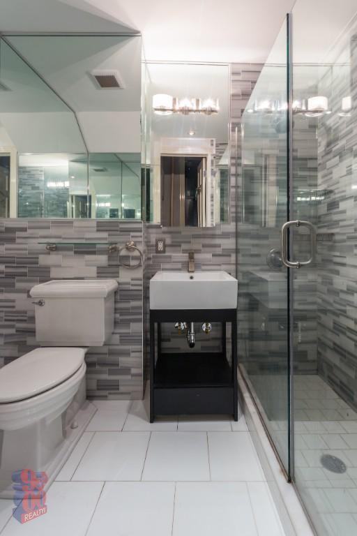 W 103rd St #2R - Photo 3 of 5