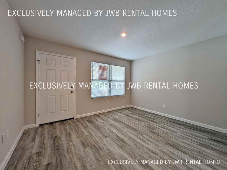 1213 Moat St - Photo 2 of 9