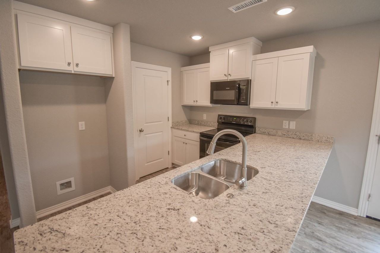 134 S Woodsprings Dr - Photo 4 of 13