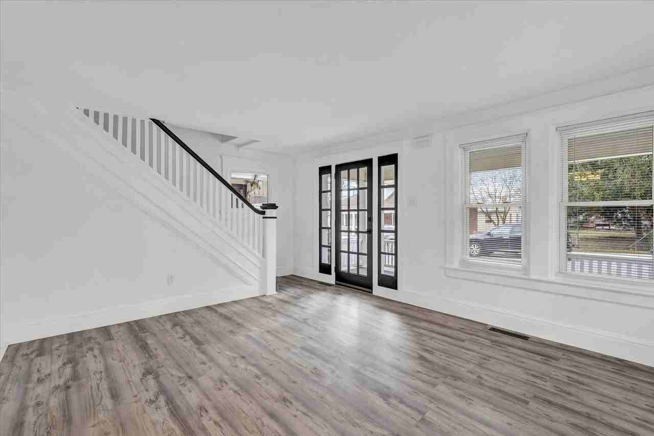 1029 W Locust St - Photo 2 of 17