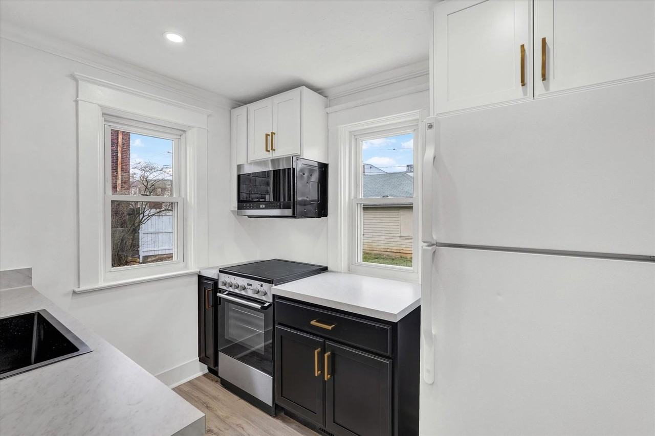 1029 W Locust St - Photo 5 of 16