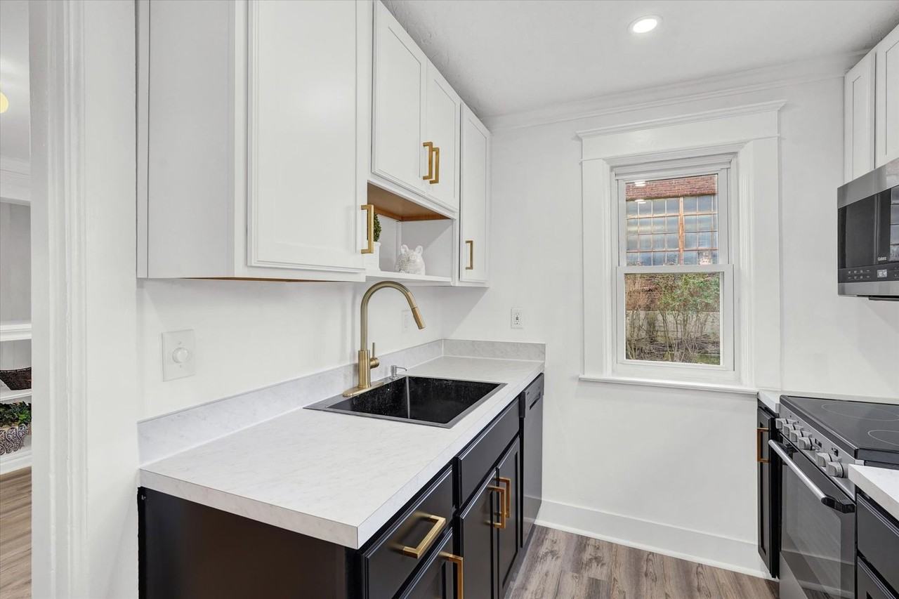 1029 W Locust St - Photo 6 of 16