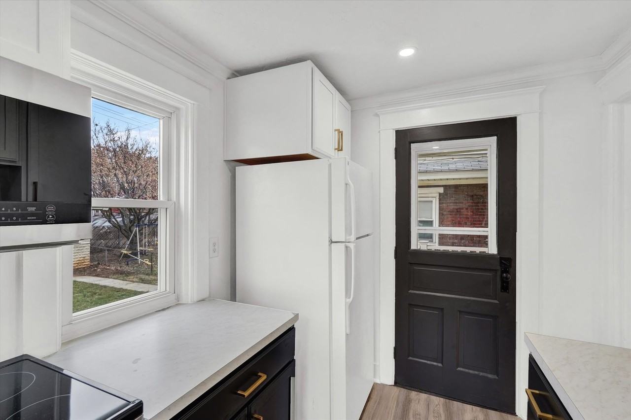 1029 W Locust St - Photo 7 of 16