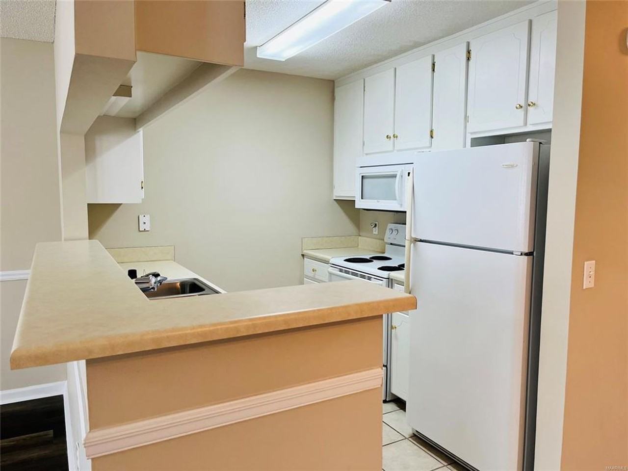 116 N Springview Dr - Photo 2 of 12