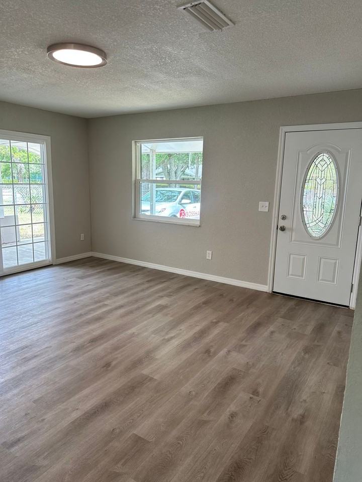 1140 Ne 25th Ter - Photo 2 of 12