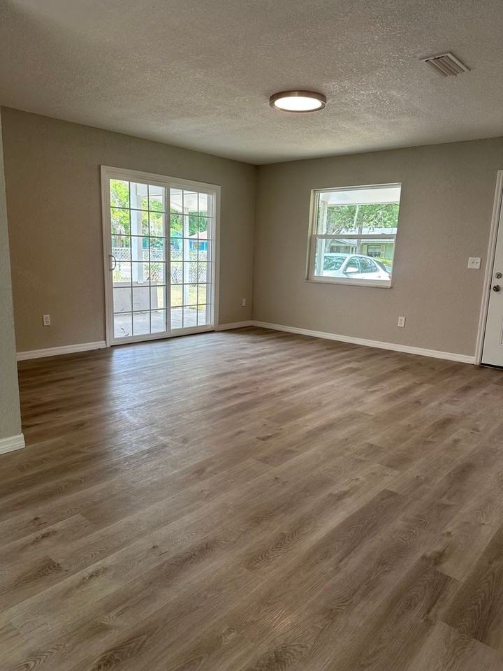 1140 Ne 25th Ter - Photo 3 of 12