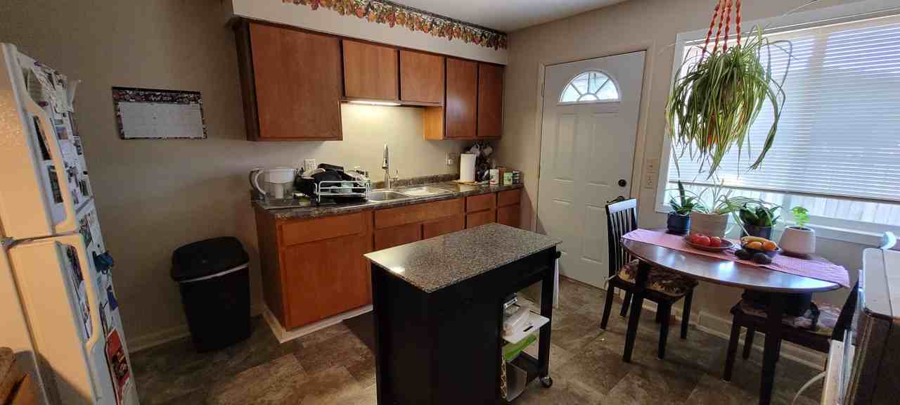 1216 Spruce Dr A, La Crescent, MN 55947 2 Bedroom Apartment for 1,000