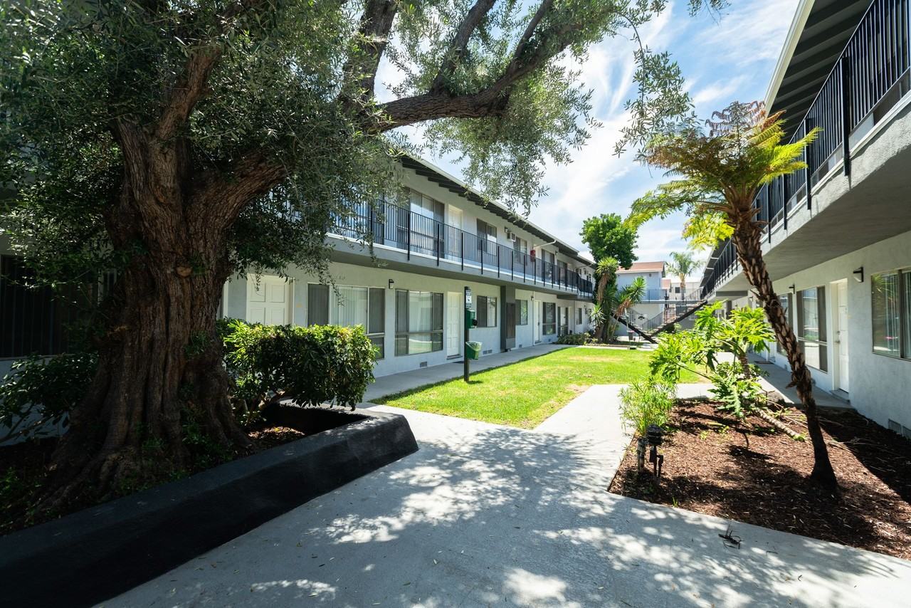 18400 Prairie Street - Photo 2 of 33