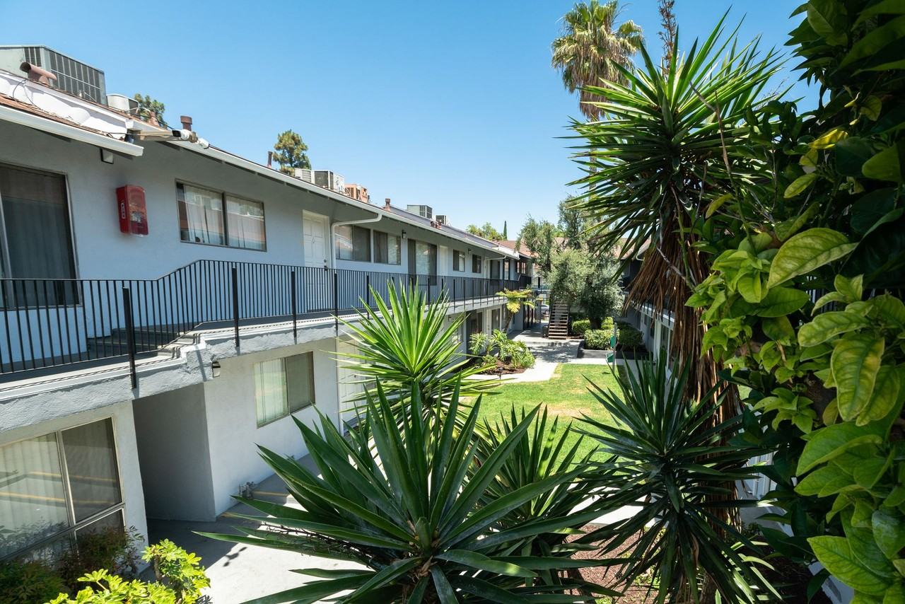 18400 Prairie Street - Photo 5 of 33