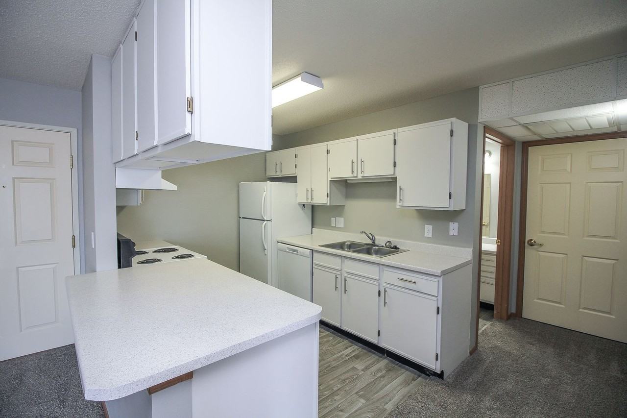 Pinehurst Apartments - Photo 4 of 12