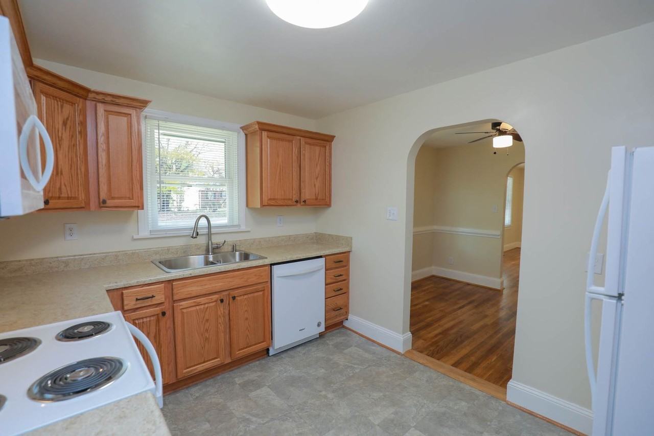 7509 Montrose Ave - Photo 4 of 18