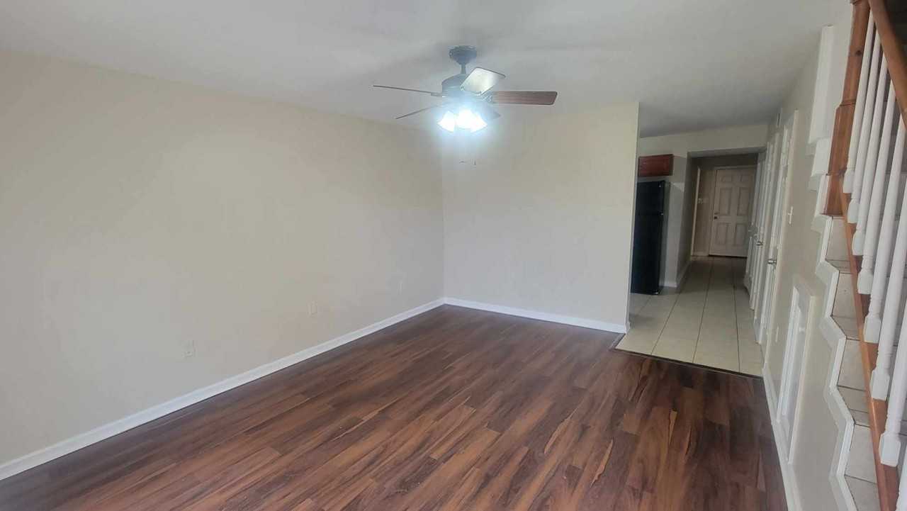 7701 N Coronet Ct - 7701 N Coronet Ct - Photo 3 of 18