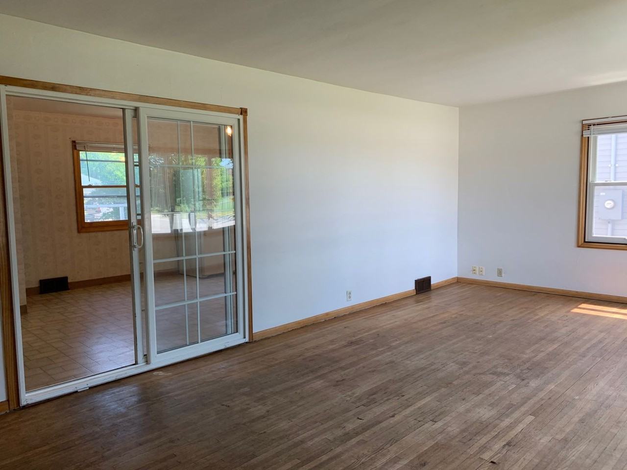 1545 University Dr N - Photo 3 of 29