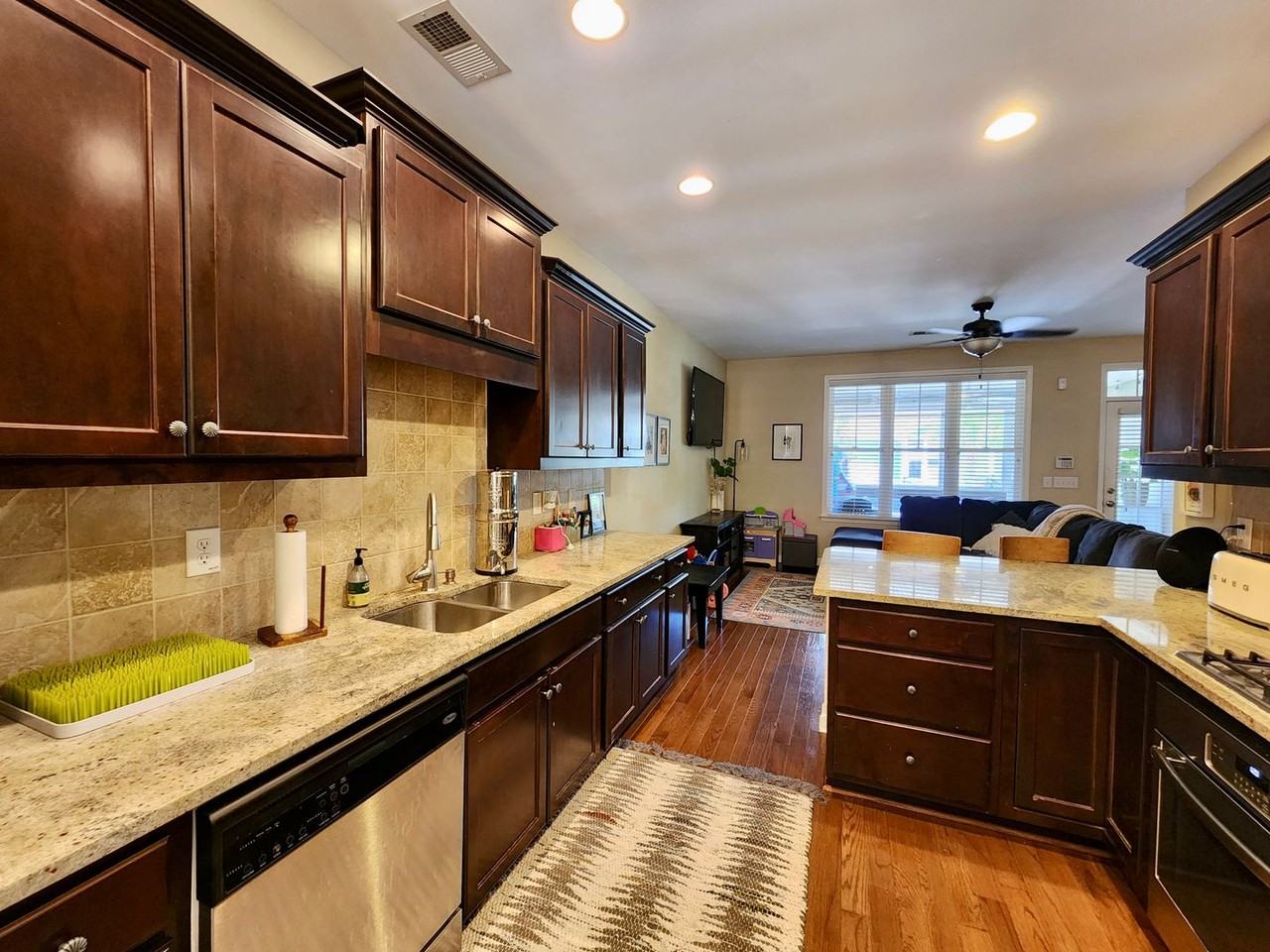 1009 Zinser St - Photo 3 of 28