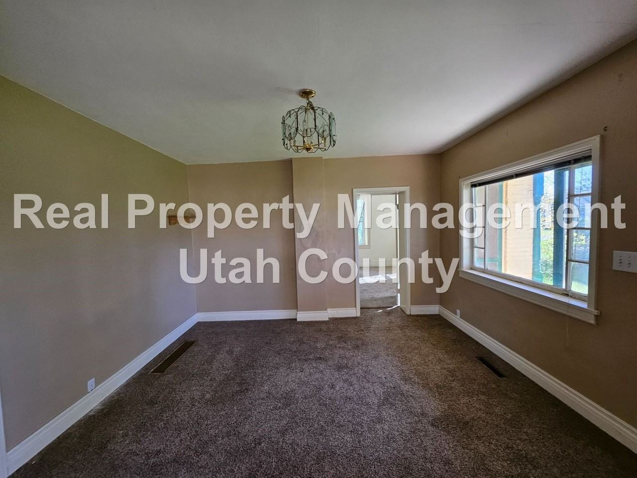 209 S 400 E - Photo 4 of 13