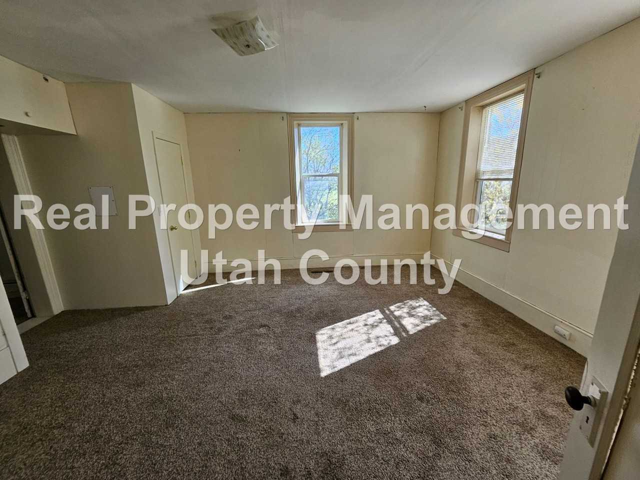 209 S 400 E - Photo 6 of 13