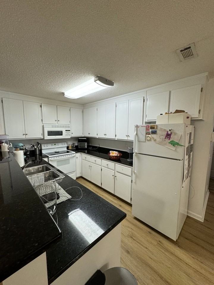 103 Creeke Ln - Photo 3 of 14