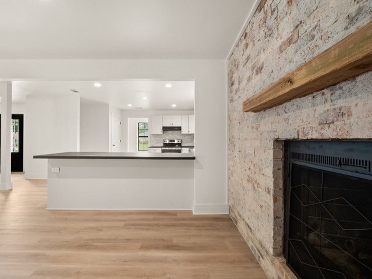 100 Franklin St - Photo 5 of 17