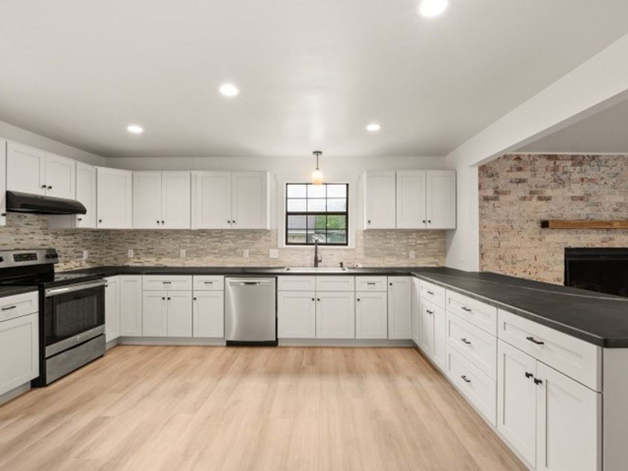 100 Franklin St - Photo 6 of 17