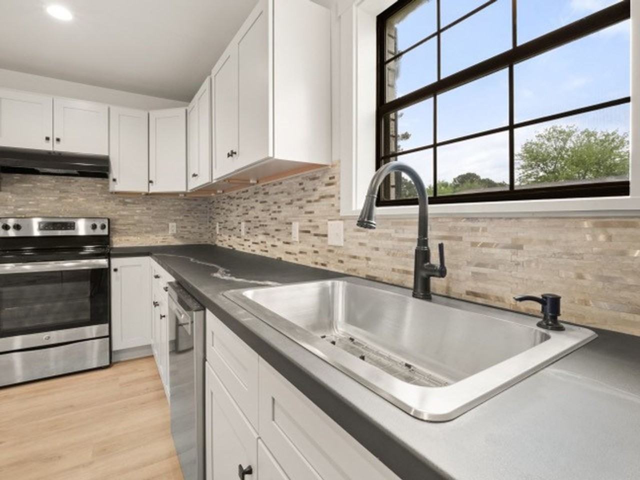 100 Franklin St - Photo 7 of 17