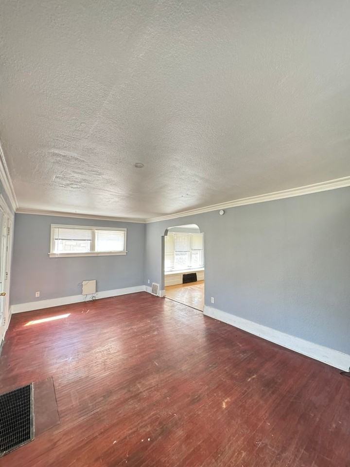 1905 Frances Ave - Photo 2 of 14