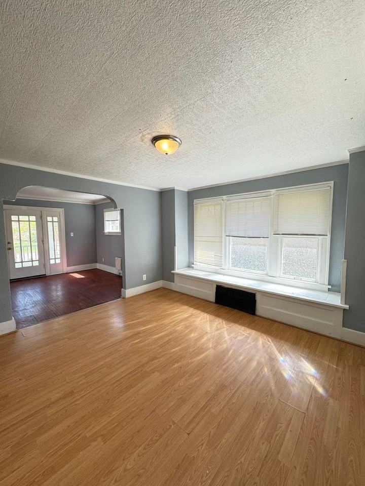 1905 Frances Ave - Photo 3 of 14