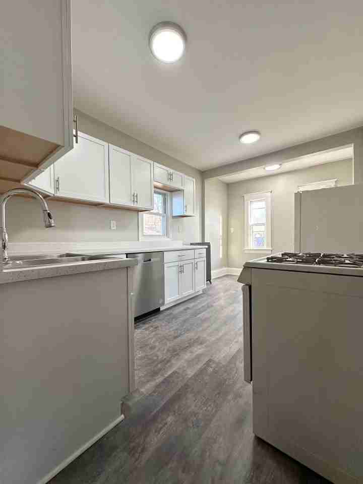 1060 Arkwright St - Photo 4 of 11