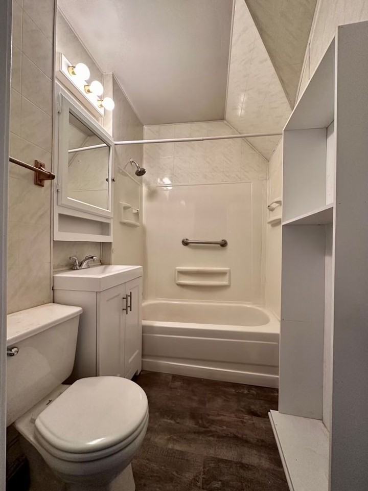 1060 Arkwright St - Photo 6 of 11