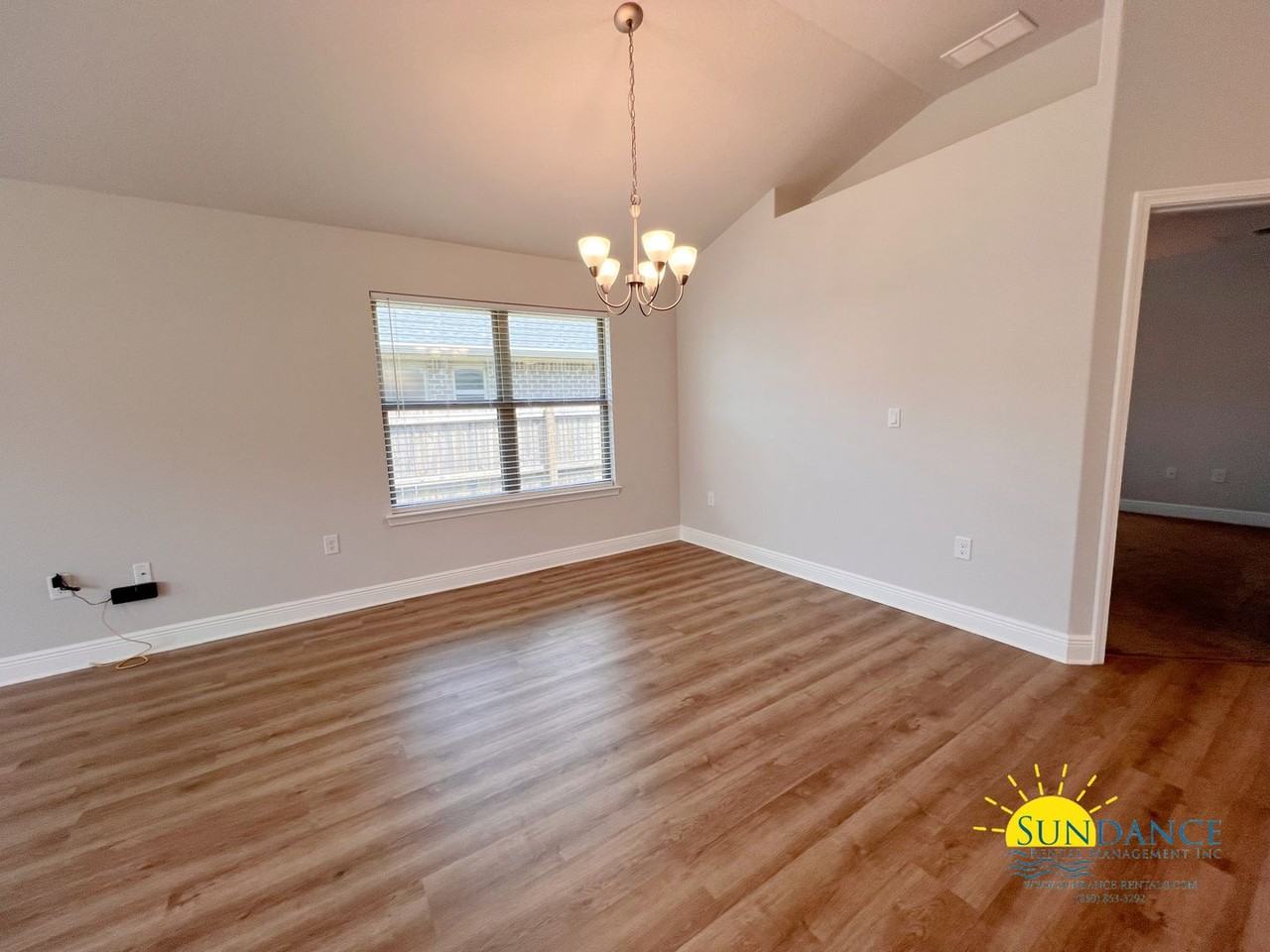 214 Baycliff Dr - Photo 4 of 32