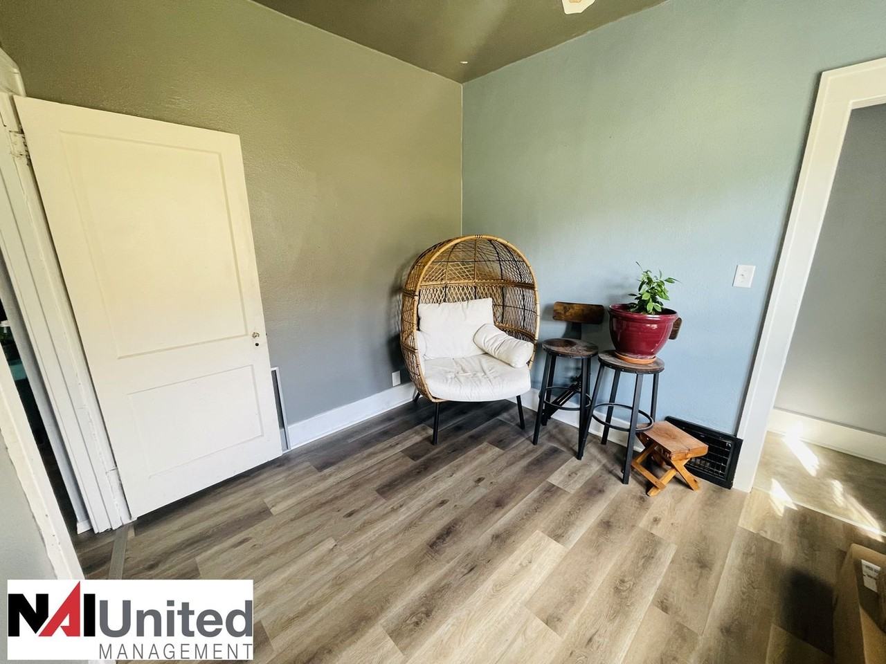 408 Colon St - Photo 3 of 15