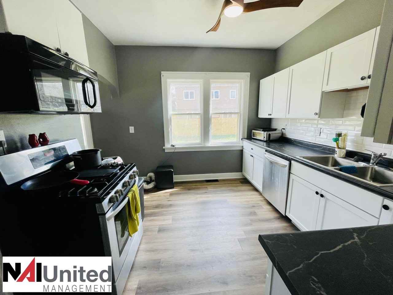 408 Colon St - Photo 7 of 15